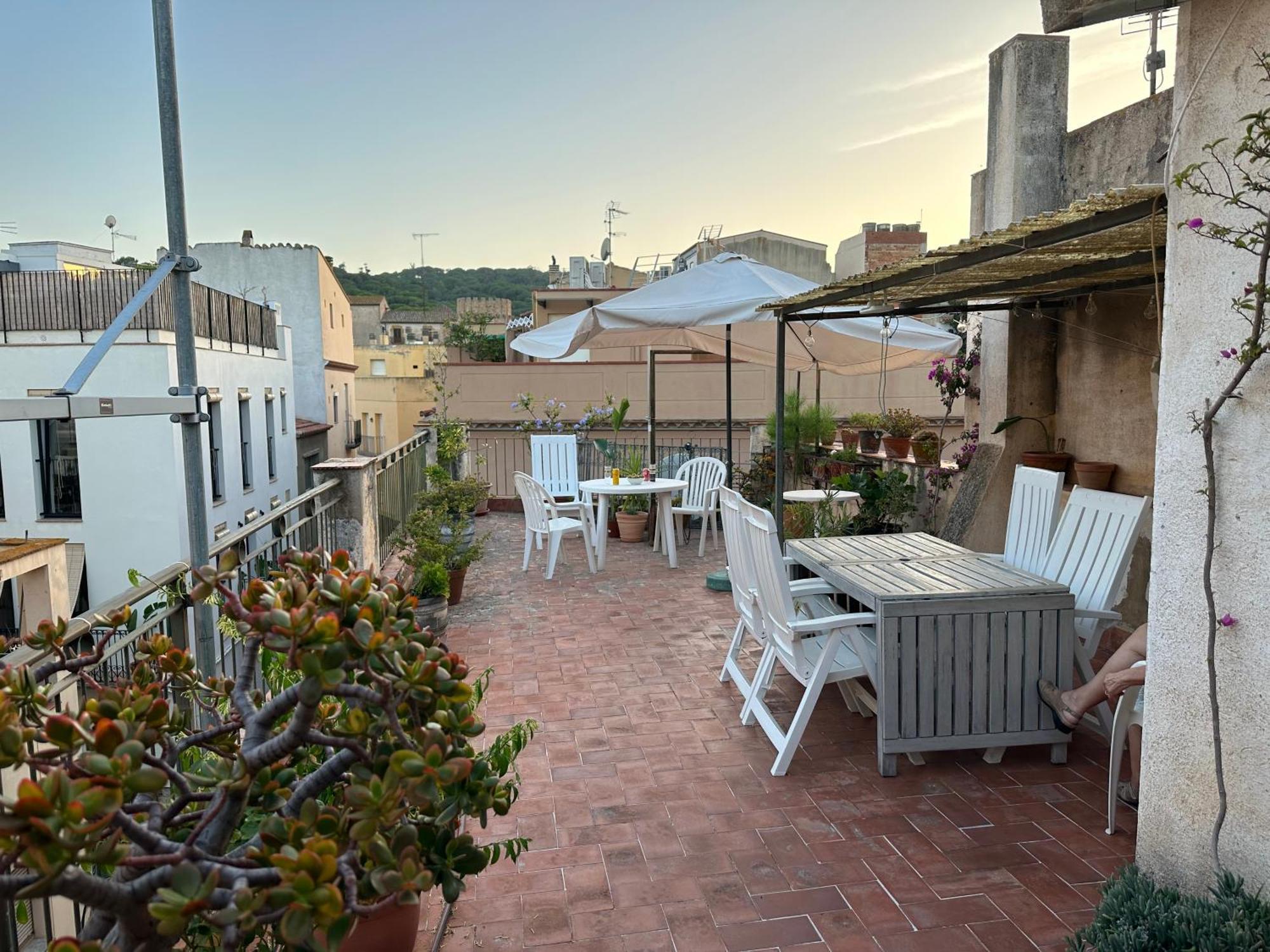 Notaria-Apartamento Y Estudio En Casco Antiguo, Al Lado De Playa, Rambla Y Monasterio, Con Acceso A Terraza Ajardinada ซานต์เฟลิอูเดกีโซลส์ ภายนอก รูปภาพ