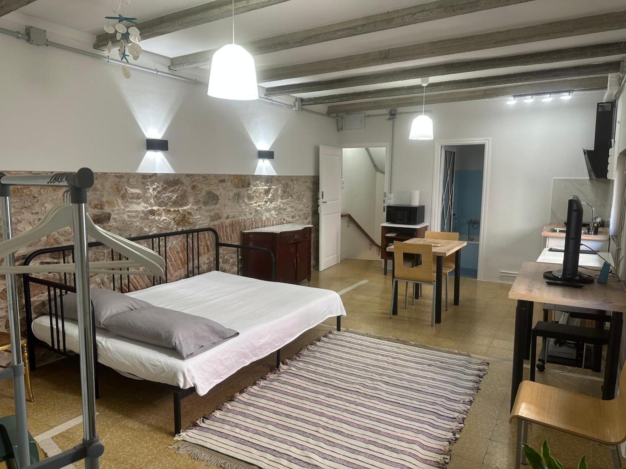 Notaria-Apartamento Y Estudio En Casco Antiguo, Al Lado De Playa, Rambla Y Monasterio, Con Acceso A Terraza Ajardinada ซานต์เฟลิอูเดกีโซลส์ ภายนอก รูปภาพ