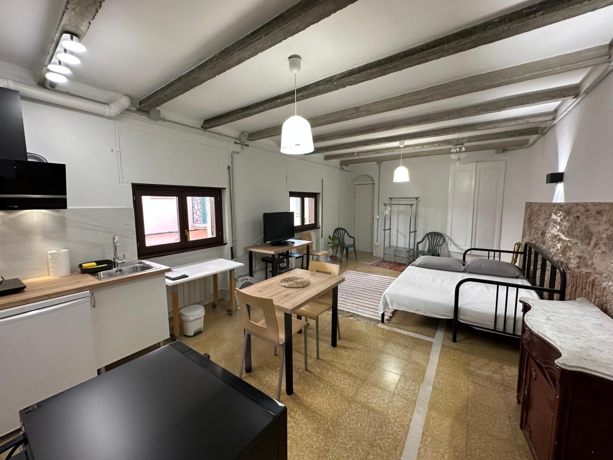 Notaria-Apartamento Y Estudio En Casco Antiguo, Al Lado De Playa, Rambla Y Monasterio, Con Acceso A Terraza Ajardinada ซานต์เฟลิอูเดกีโซลส์ ภายนอก รูปภาพ